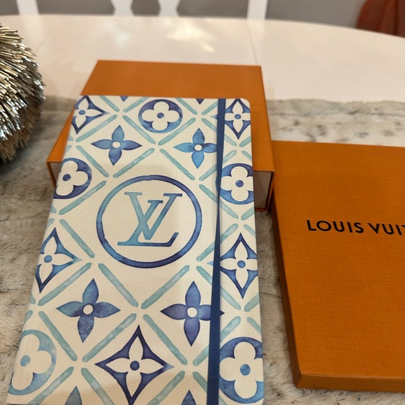 🍾SALE🍾 New Limited Edition Louis Vuitton By the Pool Jane Notebook MM blue - Picture 9 of 11